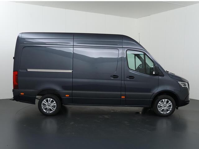 Mercedes-Benz SPRINTER 319 CDI Aut. | L2 H2 | Pro | 3500 KG. AHW | LM Velgen | 3-zits | LED | Parkeercamera | Carplay | Trekhaak | BPM-Vrij |