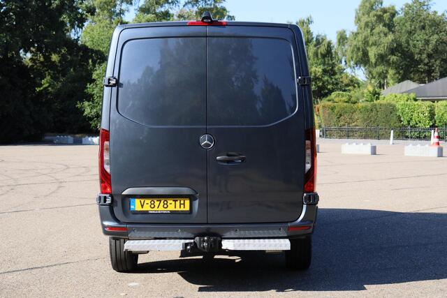 Mercedes-Benz SPRINTER 319 3.0 CDI 366 EHD L2H1 V6 2018 | Goed Onderhouden | Airco | Cruise Control | 1e Eigenaar | Navigatie | Trekhaak | Aanhanger Assistent | DAB Radio | Achteruitrij Camera | Parkeersensoren | Nationale Autopas