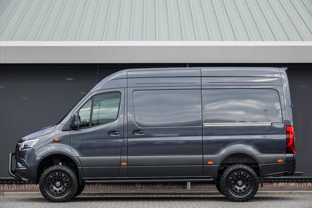 Mercedes-Benz SPRINTER 4x4 319Cdi 190Pk 9G-tronic | L2H2 | 2xSchuifdeur | Stoel-Bank | Leder | 4WD | AWD | Bullbar | Treeplanken | 18'' All Terrain | Tenoriet Grijs