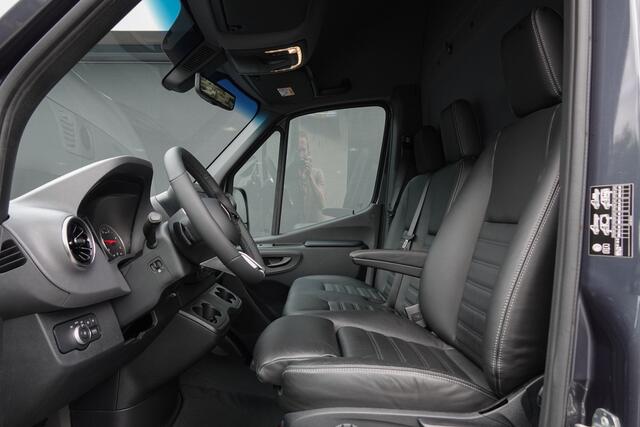 Mercedes-Benz SPRINTER 4x4 319Cdi 190Pk 9G-tronic | L2H2 | 2xSchuifdeur | Stoel-Bank | Leder | 4WD | AWD | Bullbar | Treeplanken | 18'' All Terrain | Tenoriet Grijs