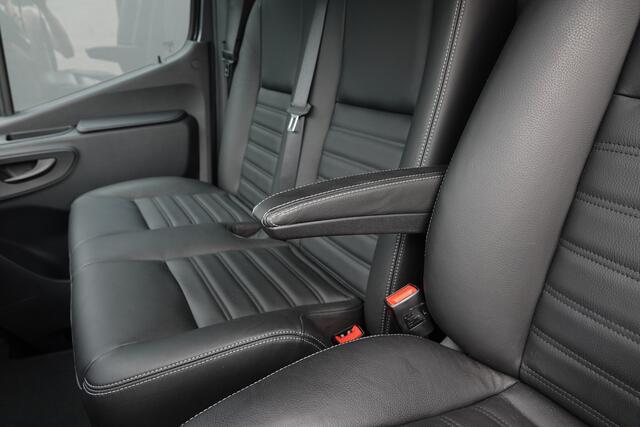 Mercedes-Benz SPRINTER 4x4 319Cdi 190Pk 9G-tronic | L2H2 | 2xSchuifdeur | Stoel-Bank | Leder | 4WD | AWD | Bullbar | Treeplanken | 18'' All Terrain | Tenoriet Grijs