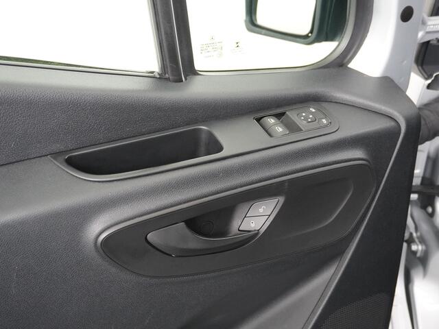 Mercedes-Benz SPRINTER 317 CDI L2H2 Automaat // Trekhaak // MBUX Navigatie // Camera // Armsteun // 3-Persoons // Cruise Control // Zilver met.