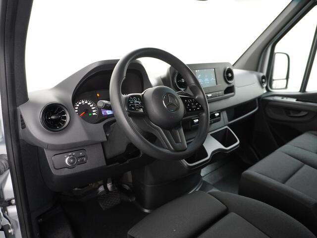Mercedes-Benz SPRINTER 317 CDI L2H2 Automaat // Trekhaak // MBUX Navigatie // Camera // Armsteun // 3-Persoons // Cruise Control // Zilver met.