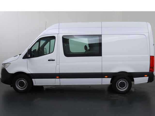 Mercedes-Benz SPRINTER 315 CDI | L2 H2 | RWD | Aut. | DUBBEL CABINE | NL AUTO | DEALER ONDERHOUDEN | 6-ZITS | 2800KG TREKHAAK | GROOT NAVIGATIE 10.25" | CAMERA | CRUISE | AIRCO | BETIMMERDE LAADRUIMTE | CARPLAY | ANDROID AUTO
