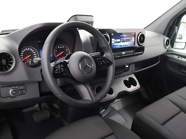 Mercedes-Benz SPRINTER 315 CDI | L2 H2 | RWD | Aut. | PRO | BPM VRIJ! | ACHTERUITRIJCAMERA | 3500 KG AHW | DODEHOEKASSISTENT | AIRCO | CRUISE | CARPLAY | ANDROID AUTO | METALLIC | 3-ZITS | MBUX SYSTEEM GROOT
