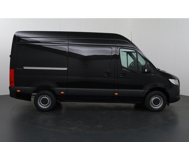 Mercedes-Benz SPRINTER 315 CDI | L2 H2 | RWD | Aut. | PRO | BPM VRIJ! | ACHTERUITRIJCAMERA | 3500 KG AHW | DODEHOEKASSISTENT | AIRCO | CRUISE | CARPLAY | ANDROID AUTO | METALLIC | 3-ZITS | MBUX SYSTEEM GROOT