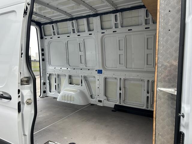 Mercedes-Benz SPRINTER 317 CDI L2 H2 2800KG Trekhaak / MBUX / Camera / Navigatie / Stand kachel / Airco / 270 Graden achterdeuren