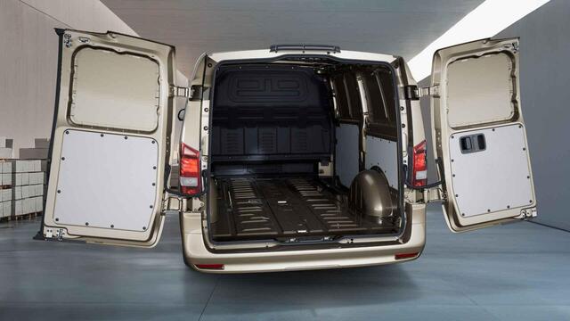 Mercedes-Benz VITO eVito 112 L2 66 kWh | Nieuwe kleur Kalaharigold | Achterdeuren | Stoelverwarming | Navigatie | Apple Car Play & Android Auto