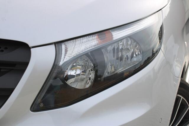 Mercedes-Benz VITO 116 CDI Extra Lang DC Comfort 6 P. | Incl. 12 maanden garantie | Trekhaak met 2000 kg trekgewicht | Achteruitrijcamera | Parkeersensoren | Cruise controle | Navigatie | Climate controle | Getinte ramen | Sidebar | Dakrails |