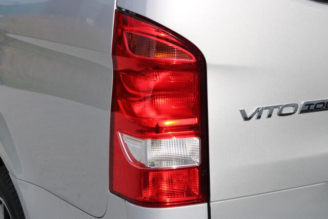 Mercedes-Benz VITO 116 CDI Extra Lang DC Comfort 6 P. | Incl. 12 maanden garantie | Trekhaak met 2000 kg trekgewicht | Achteruitrijcamera | Parkeersensoren | Cruise controle | Navigatie | Climate controle | Getinte ramen | Sidebar | Dakrails |