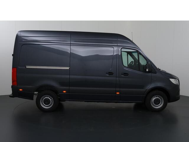 Mercedes-Benz eSprinter 414 GB L2 H2 PRO | 81 kWh | 4250 GVW | Smartphone integratie pakket | 2000 KG Trekhaak | Cruise-Controle | MBUX | Achteruitrijcamera | DC laden 115 kW |