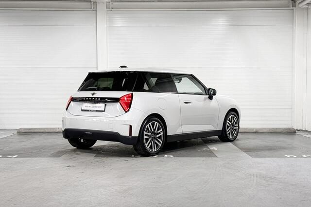 Mini COOPER E | Classic Uitvoering | Pakket L | 17" Parallel Spoke two-tone