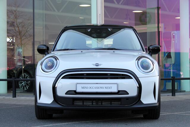 Mini COOPER Hatchback Classic Automaat / Sportstoelen / Cruise Control / LED / PDC achter / Navigatie / Airconditioning / Multifunctioneel stuurwiel