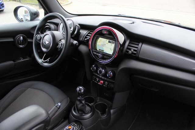 Mini COOPER Mini 1.5 Business Navigatie/Airco/Cruise control/Spraakbediening/Bluetooth/Multifunctioneel stuurwiel/16'' Lichtmetalen velgen/Elektrische ramen/Elektrisch verstelbare spiegels.