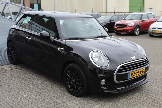 Mini COOPER Mini 1.5 Business Navigatie/Airco/Cruise control/Spraakbediening/Bluetooth/Multifunctioneel stuurwiel/16'' Lichtmetalen velgen/Elektrische ramen/Elektrisch verstelbare spiegels.