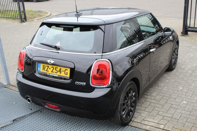 Mini COOPER Mini 1.5 Business Navigatie/Airco/Cruise control/Spraakbediening/Bluetooth/Multifunctioneel stuurwiel/16'' Lichtmetalen velgen/Elektrische ramen/Elektrisch verstelbare spiegels.