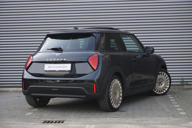 Mini COOPER 3-deurs C Classic Uitvoering | Pakket M | Glazen panoramadak | Driving Assistant | Parking Assistant | MINI Head-Up Display