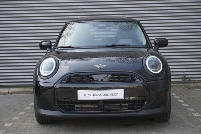 Mini COOPER 3-deurs C Classic Uitvoering | Pakket M | Glazen panoramadak | Driving Assistant | Parking Assistant | MINI Head-Up Display