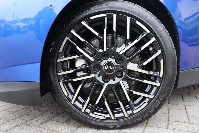 Mini COOPER Mini E Favoured L 40.7 kWh 18 inch/ Stuurwiel verwarming/ Comfort Access/ panoramadak/ Harman-Kardon/ Panoramadak