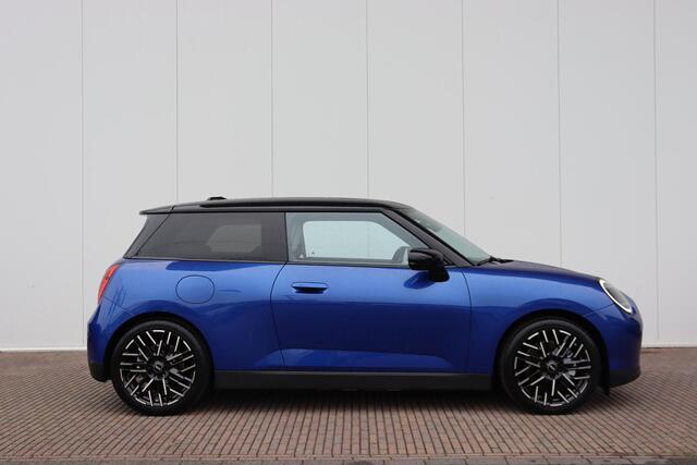 Mini COOPER Mini E Favoured L 40.7 kWh 18 inch/ Stuurwiel verwarming/ Comfort Access/ panoramadak/ Harman-Kardon/ Panoramadak