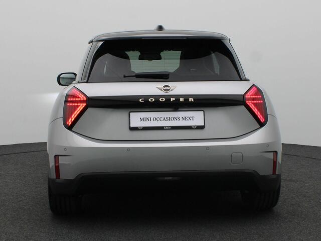 Mini COOPER 3-Deurs E Pakket L + Glazen panoramadak + Parking Assistant Plus + Harman Kardon + Elektrisch verwarmde voorstoelen + Comfort Access + 18''