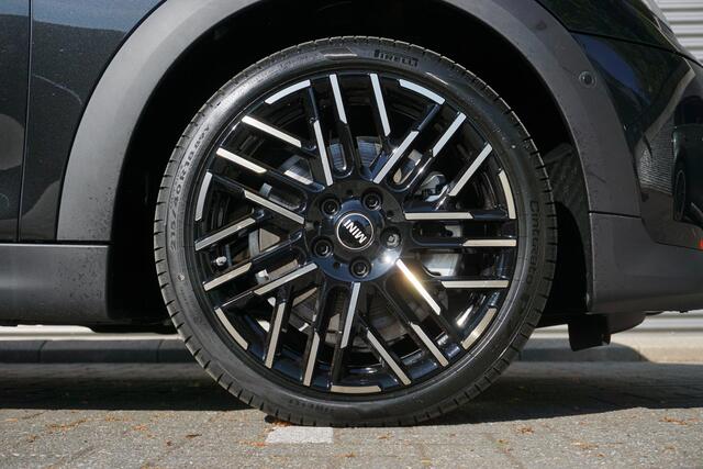 Mini COOPER 3-deurs C Favoured Trim | Pakket M | Glazen panoramadak | Driving Assistant | MINI Head-Up Display