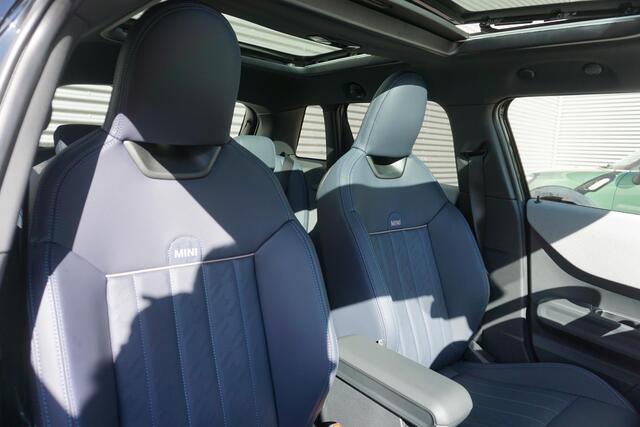 Mini COOPER 3-deurs C Favoured Trim | Pakket M | Glazen panoramadak | Driving Assistant | MINI Head-Up Display