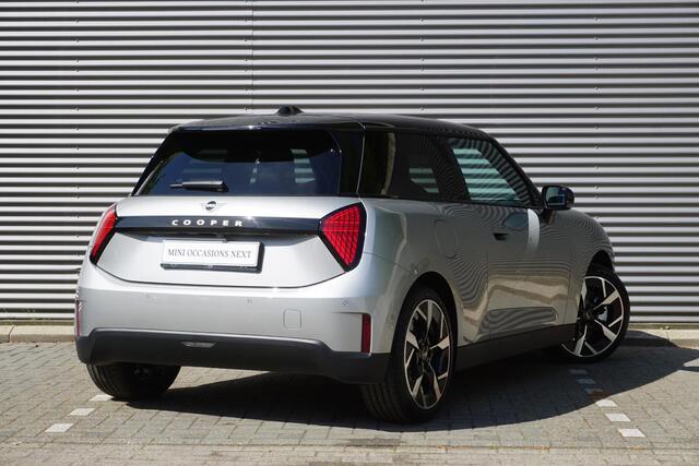 Mini COOPER 3-deurs E Favoured Trim | Pakket M | Glazen panoramadak | Driving Assistant | MINI Head-Up Display