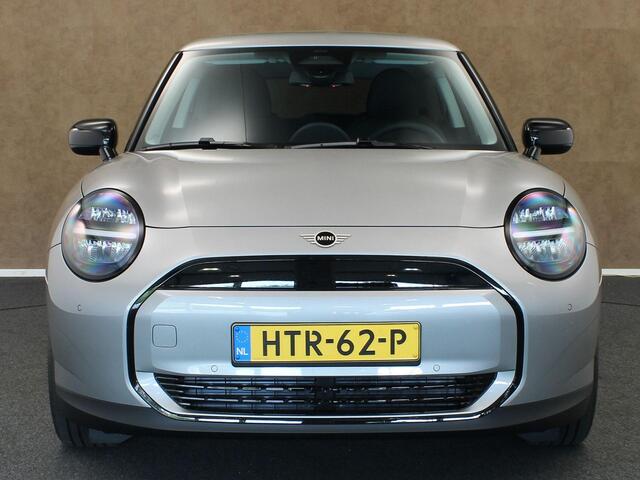 Mini COOPER E Essential 40.7 kWh - SOH 99,9% ! - ORIGINEEL NEDERLANDSE AUTO - 3-FASE - NAVIGATIE - PARKEERSENSOREN VOOR/ ACHTER - 17 INCH LICHT METALEN VELGEN - ARMSTEUN VOOR - CAMERA - NIEUW MODEL- GEWELDIGE RIJEIGENSCHAPPEN