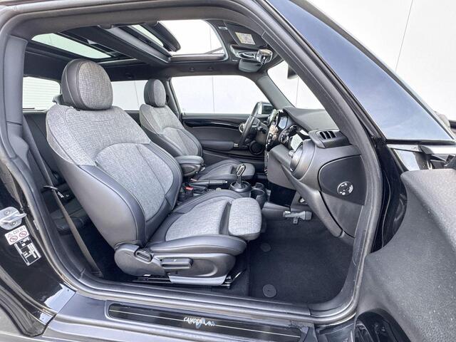 Mini COOPER 3-Deurs Camden Edition Black Edition / Getinte Ramen / Glazen schuifdak / Apple carplay / Parkeersensoren / Stoelverwarming