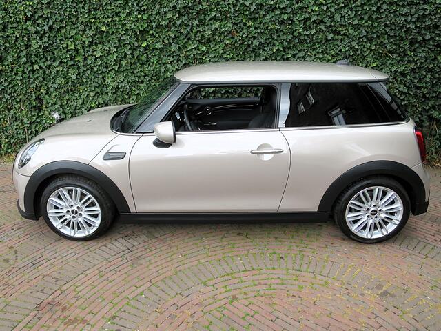 Mini COOPER 1.5 Classic F56 LCI2 automaat met LED, Apple Carplay, DAB, Navi en 17"