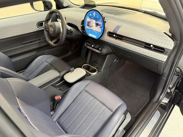 Mini COOPER Mini 1.5 Favoured L, 157Pk, 2024, Panoramadak, Volledig leder, 360* camera, Harman kardon, Stoel/stuurverwarming, Cruise control, 18" Lichtmetalen velgen