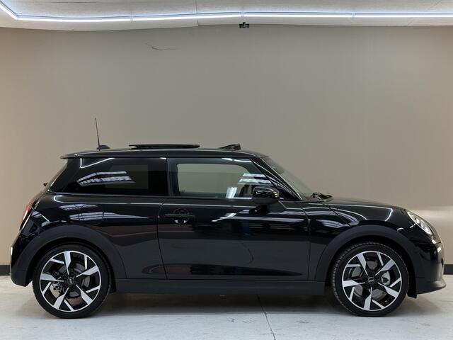 Mini COOPER Mini 1.5 Favoured L, 157Pk, 2024, Panoramadak, Volledig leder, 360* camera, Harman kardon, Stoel/stuurverwarming, Cruise control, 18" Lichtmetalen velgen
