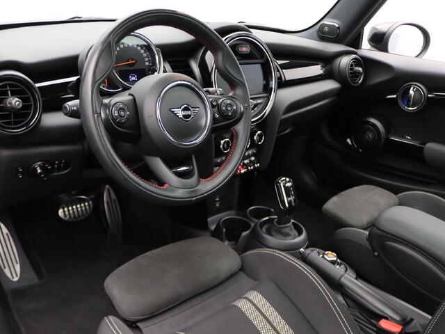 Mini COOPER 3-deurs Automaat l John Cooper Works Trim l Serious Business l 17" LM Track Spoke zwart l Apple CarPlay