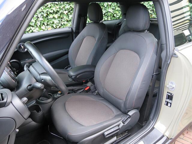 Mini COOPER 1.5 Pepper F56 LCI met Navi, LED, Clima en 16"