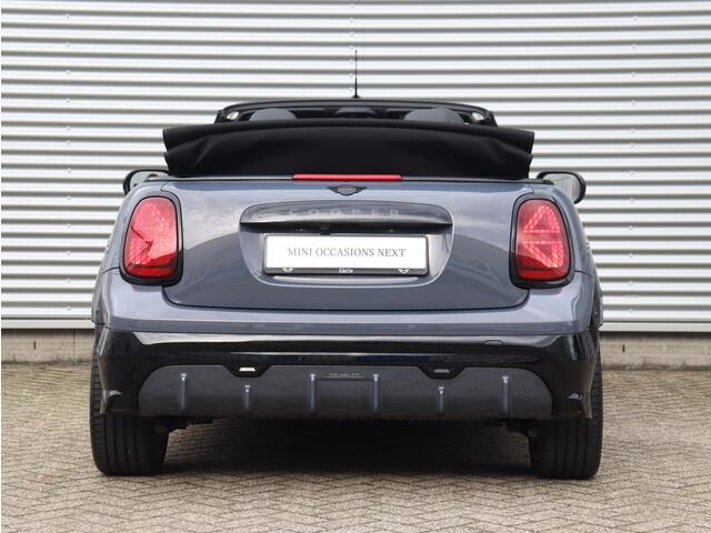 Mini COOPER Cabrio C | John Cooper Works Uitvoering + Pakket M + Comfort Access + Head-Up + Driving Assistant + Camera + 18'' JCW Lap Spoke 2-tone
