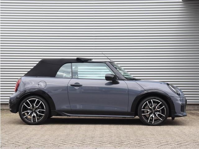 Mini COOPER Cabrio C | John Cooper Works Uitvoering + Pakket M + Comfort Access + Head-Up + Driving Assistant + Camera + 18'' JCW Lap Spoke 2-tone