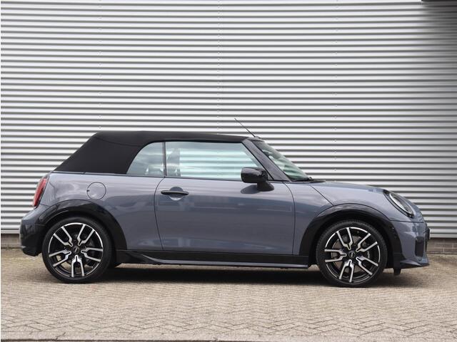 Mini COOPER Cabrio C | John Cooper Works Uitvoering + Pakket M + Comfort Access + Head-Up + Driving Assistant + Camera + 18'' JCW Lap Spoke 2-tone