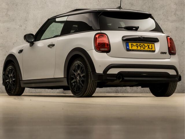 Mini COOPER Mini 1.5 Camden Sport Automaat (PANORAMADAK, VIRTUAL COCKPIT, DEALER ONDERHOUDEN, APPLE CARPLAY, GROOT NAVI, CAMERA, LEDER, SFEERVERLICHTING, SPORTSTOELEN, GETINT GLAS, LED KOPLAMPEN, ZWART HEMEL, NIEUWSTAAT)