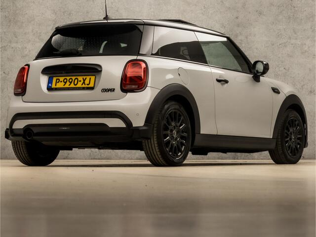 Mini COOPER Mini 1.5 Camden Sport Automaat (PANORAMADAK, VIRTUAL COCKPIT, DEALER ONDERHOUDEN, APPLE CARPLAY, GROOT NAVI, CAMERA, LEDER, SFEERVERLICHTING, SPORTSTOELEN, GETINT GLAS, LED KOPLAMPEN, ZWART HEMEL, NIEUWSTAAT)