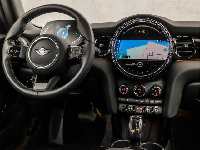 Mini COOPER Mini 1.5 Camden Sport Automaat (PANORAMADAK, VIRTUAL COCKPIT, DEALER ONDERHOUDEN, APPLE CARPLAY, GROOT NAVI, CAMERA, LEDER, SFEERVERLICHTING, SPORTSTOELEN, GETINT GLAS, LED KOPLAMPEN, ZWART HEMEL, NIEUWSTAAT)