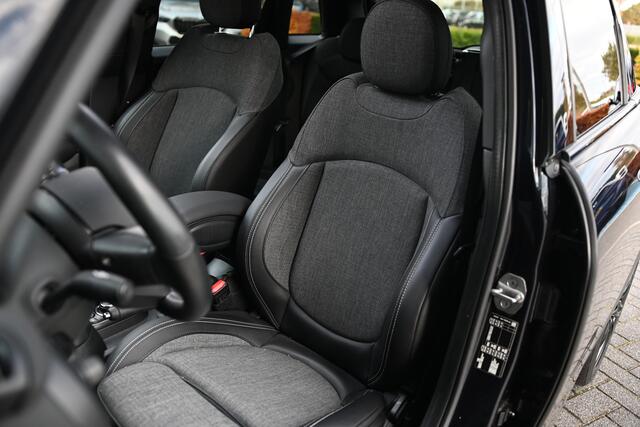 Mini COOPER Hatchback Classic Automaat / Panoramadak / Sportstoelen / Stuurverwarming / Comfort Access / LED / Stoelverwarming / Airconditioning / Cruise Control / PDC