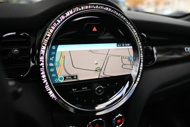 Mini COOPER Hatchback Classic Automaat / Panoramadak / Sportstoelen / Stuurverwarming / Comfort Access / LED / Stoelverwarming / Airconditioning / Cruise Control / PDC