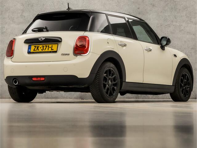 Mini COOPER Mini 1.5 Sport (5 DEURS, NAVIGATIE, LED KOPLAMPEN, DUAL TONE LAK, CLIMATE, GETINT GLAS, CRUISE, PARKEERSENSOREN, SPORTSTOELEN, CRUISE, SPRAAKBEDIENING, NIEUWE APK, NIEUWSTAAT)