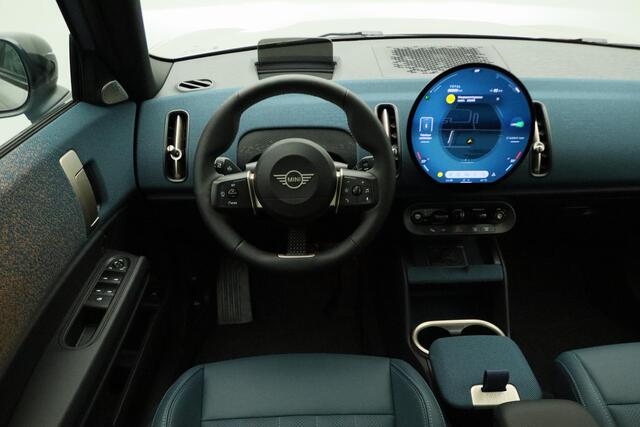 Mini COUNTRYMAN SE ALL4 Favoured + Pakket L + Glazen panoramadak + Driving Assistant Plus + Parking Assistant Plus + Harman Kardon + Elektrisch verwarmde voorstoelen + 19''