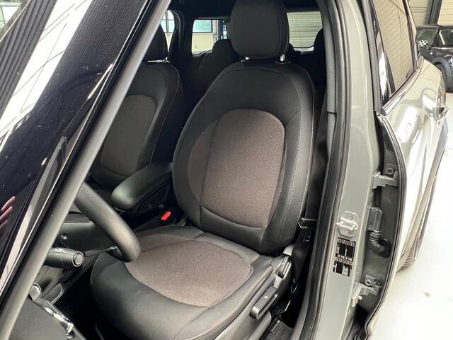 Mini COUNTRYMAN Mini 1.5 Cooper Chili Turbo 136 PK / Airco / 17" LM Velgen / Park Sensors / Privacy Glas / Roofrails / Trekhaak / Hoge Instap!