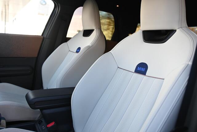 Mini COUNTRYMAN E / Favoured Trim / Pakket M / 20" Windmill Spoke 2-tone