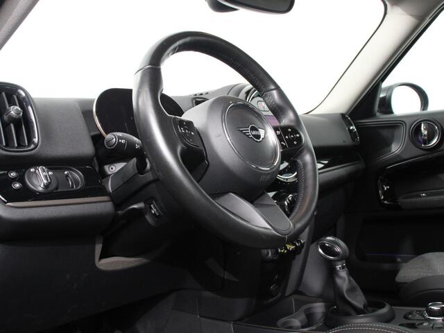 Mini COUNTRYMAN PHEV 2.0 Cooper S E ALL4 Classic | Navigatie | Parkeersensoren achter | Achteruitrij camera | Cruise Control | Airco | 17" Lichtmetalen Velgen | Dakrails | Verwarmde voorstoelen | LED