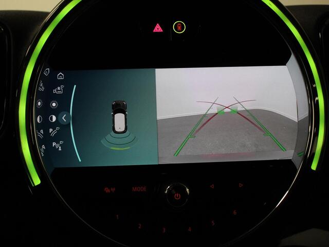 Mini COUNTRYMAN PHEV 2.0 Cooper S E ALL4 Classic | Navigatie | Parkeersensoren achter | Achteruitrij camera | Cruise Control | Airco | 17" Lichtmetalen Velgen | Dakrails | Verwarmde voorstoelen | LED