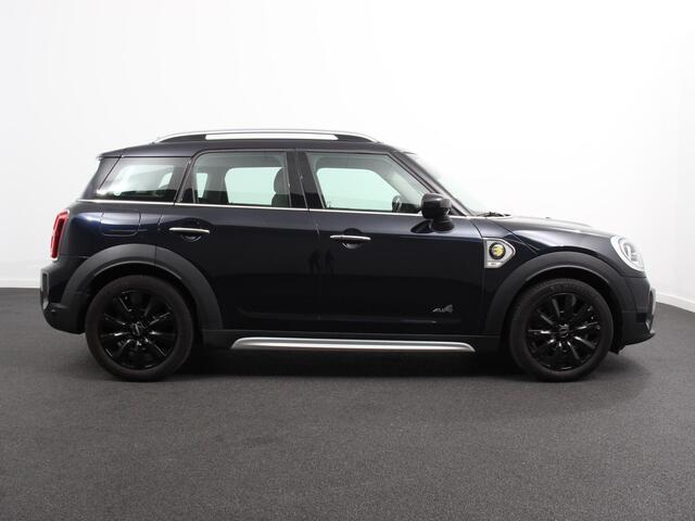 Mini COUNTRYMAN PHEV 2.0 Cooper S E ALL4 Classic | Navigatie | Parkeersensoren achter | Achteruitrij camera | Cruise Control | Airco | 17" Lichtmetalen Velgen | Dakrails | Verwarmde voorstoelen | LED